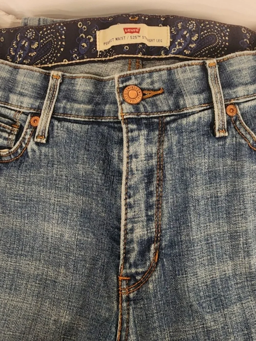 Women's LEVIs 525 Perfect Waist/ Straight Leg size 12M